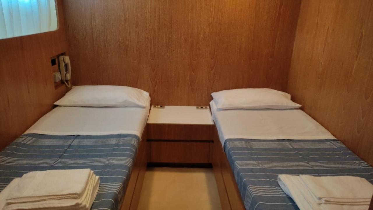 Boat & Breakfast Lucretia, Luxury Yacht Hotel Àrbatax Kültér fotó